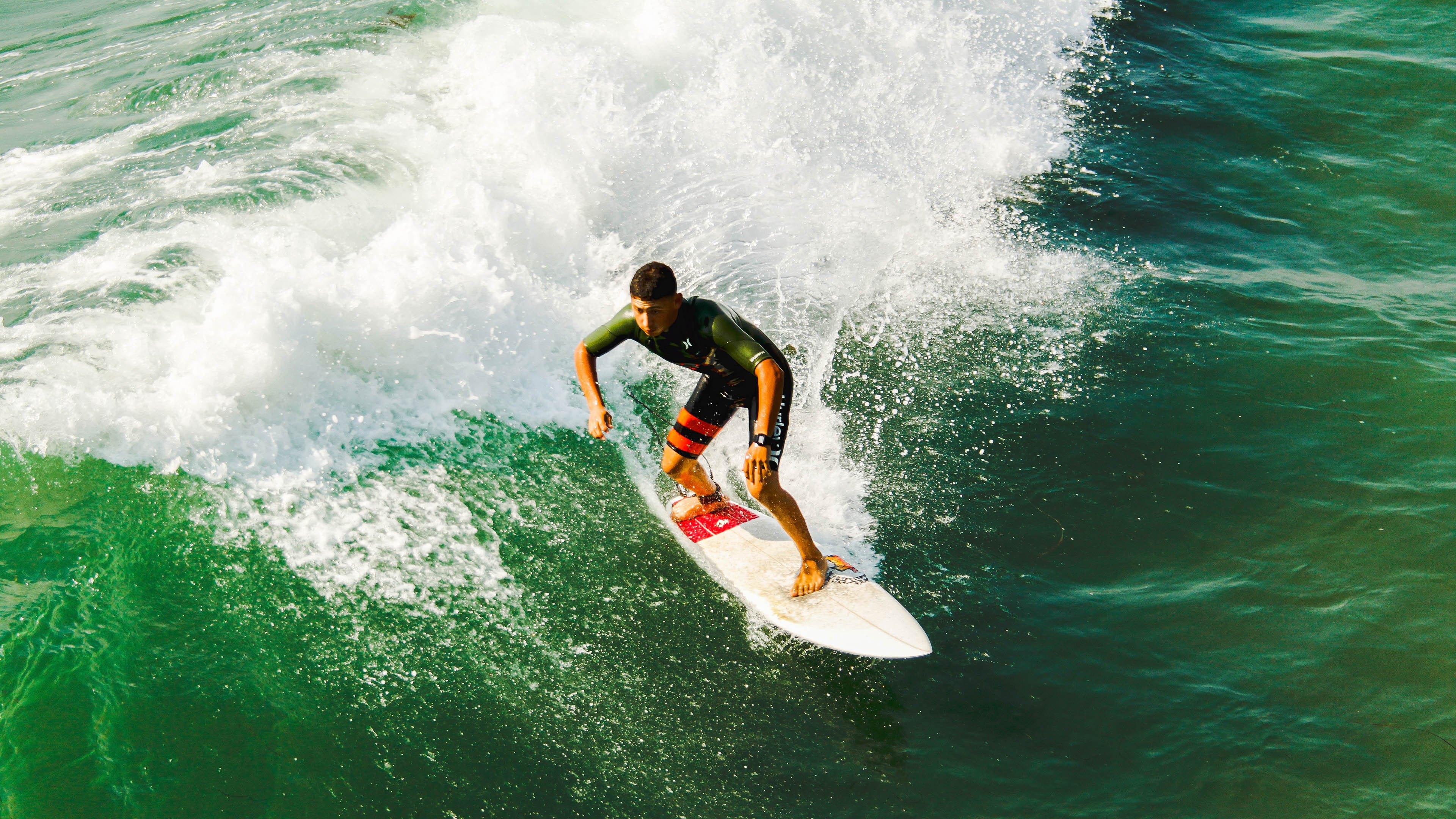 冰雪与引擎的交响，当加拿大足球破冰前行，F1赛道上演德布劳内式统治